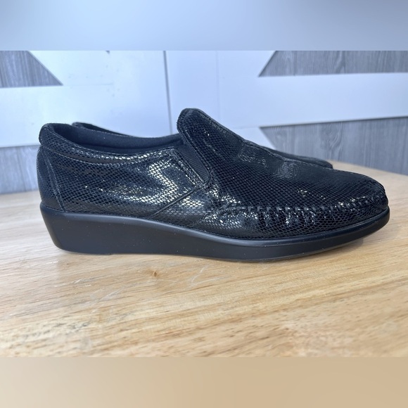 179. NEW SAS Shoes Dream Slip On Loafer Black Snake 9M - Picture 1 of 7